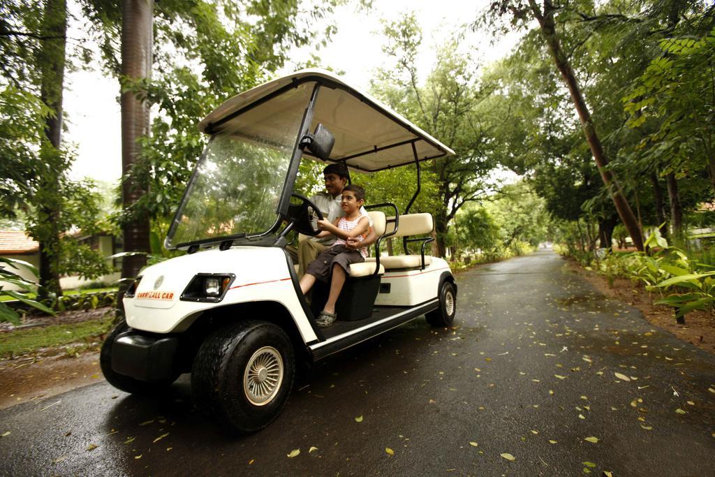 Heritage Madurai Exteriér fotografie A 4-seater golf cart