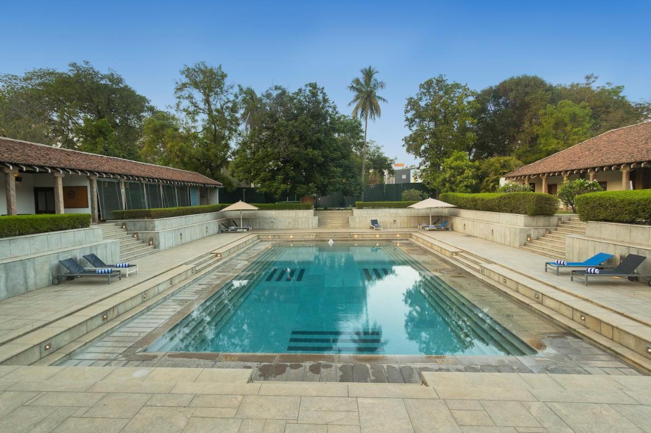 Heritage Madurai Exteriér fotografie The swimming pool at the Taj Bengal